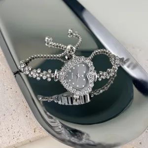 Luxus herzförmige Strass Quarzuhr für Damen, elegante silberne Armbanduhr Schmuck.