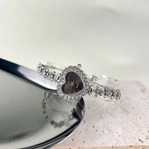 Strass Herz Quarzuhr mit Blumen Armband Detailansicht glänzende Kristall Steine Akzente.
