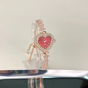 Elegante roségoldene Herz-Quarzuhr mit funkelnden Strasssteinen für Damen, Detailansicht.