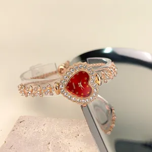 Elegante roségoldene Herz Quarz Uhr mit Strass Lünette und Blumen Armband für Damen.