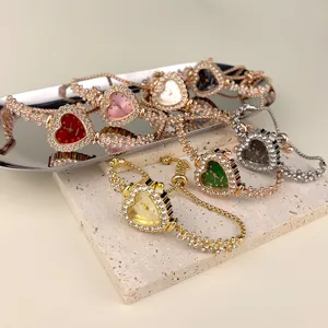 Damen Herz Quarzarmbanduhr mit glitzernden Strasssteinen und verstellbarer Metallkette.
