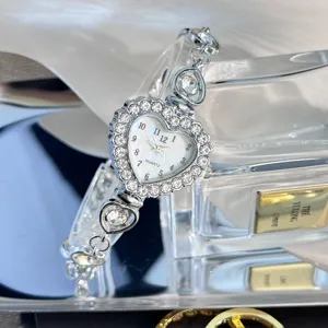 Damen silberne herzförmige Strass Quarz Uhr mit funkelnden Kristallen und Karabinerverschluss.