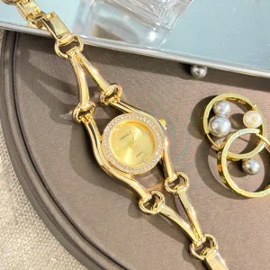 Detailansicht einer goldenen Quarz-Vintage-Uhr mit Strass-Lünette und einzigartigem Armband.