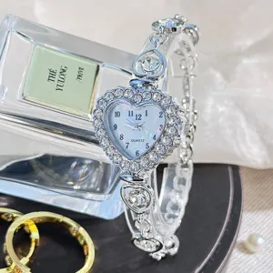 Damen Herz Strass Quarz Uhr, elegante Legierung Diamant Armbanduhr mit Kettengliederarmband.