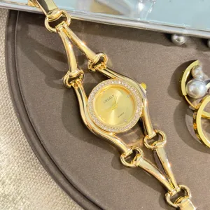 Elegante Damen Quarz Armbanduhr in Gold, stilvolles Design mit funkelnden Strasssteinen.