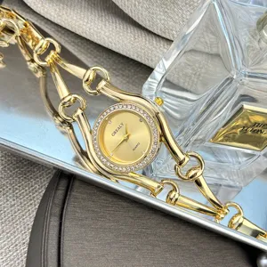 Luxuriöse goldene Quarzdamenuhr mit Trensen-Metallkette und funkelnden Strasssteinen.