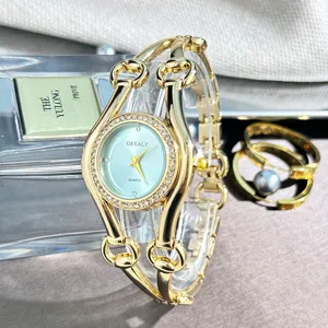 Luxus goldfarbene Damen Quarzuhr mit Kristall Lünette und Pferdegebiss Armband.