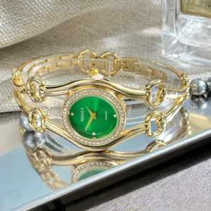 Grünes Zifferblatt Gold Quarzuhr Detailansicht, luxuriöses Metallarmband mit Strasslünette.