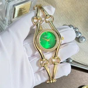 Elegante Damen Quarzarmbanduhr mit grünem Zifferblatt und goldenem Kettenarmband im Detail.