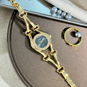 Elegante goldfarbene Damen Quarteuhr mit stilvollem Metallarmband und glitzerndem Zifferblatt.