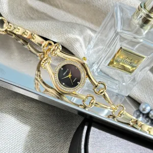Luxus Pferdegebiss Quarz Damenuhr Detail, elegantes schwarzes Zifferblatt mit Kristallen.
