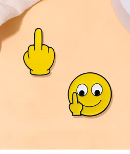 Set di spille smaltate con emoji del dito medio divertente, spilla in metallo per zaino.