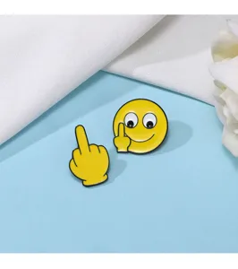 Dettaglio della spilla smaltata con emoji del dito medio divertente, lega, spilla.