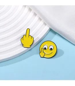 Divertentissima spilla smaltata emoji dito medio spilla metallica decorativa zaino.