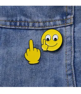 Spilla smaltata emoji dito medio divertente, badge spilla in metallo cartone animato per borsa.