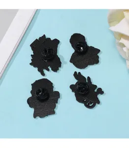 Nahaufnahme der Rückseite von Metall-Figur-Emaillernadeln mit schwarzen Gummiverschlüssen.