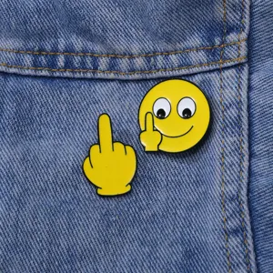 Divertente spilla smaltata emoji dito medio cartone animato lega metallica per zaino