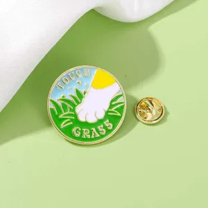 Süße Katzenpfote Emaille Brosche mit Touch Grass Text, niedliches Legierung Accessoire.