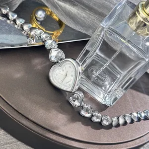 Montre à quartz en cristal en forme de cœur avec bracelet chaîne strass pour femmes élégante