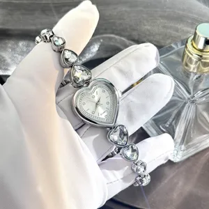 Montre-bracelet à la Mode en Forme de Cœur pour Femme avec Strass Incrusté Montre à Quartz Bijou Élégante en Alliage Métal Or Argent Or Rose