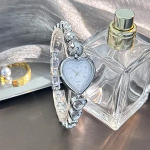 Montre quartz argentée avec cadran cœur et bracelet cristaux de zircon pour femme détail.