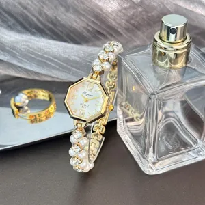 Raffinierte Damen-Quarzuhr mit achteckigem Gehäuse, Perlen und funkelndem Armband.
