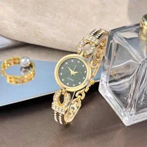 Detaillierte Nahaufnahme einer glamourösen Damen Quarz Strass Armbanduhr mit Sternenhimmel.