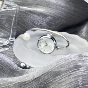 Elegante Damen Armreif Uhr mit Quarzwerk und einem glitzernden Strasssteinen Zifferblatt.