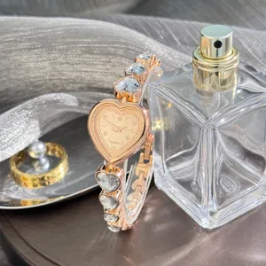 Elégante montre bracelet quartz en forme de cœur avec zircons pour femme bijou mode