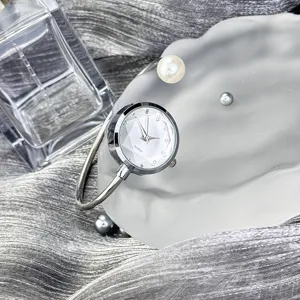Elegante Perlen-Armbanduhr mit Kristalldiamant-Zifferblatt und Quarzwerk für Damen.