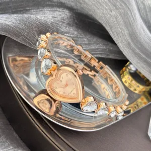 Détail de montre bracelet cœur en zircon or rose, élégante montre quartz pour femme élégante.