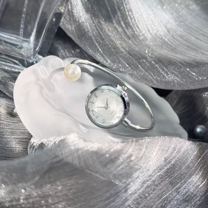 Silberne Armreif-Uhr für Damen, eleganter Perlen-Akzent, facettiertes Quarz-Damenuhr.