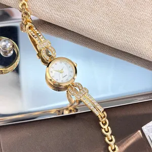 Luxus goldene Strass Quarzuhr mit einem sehr zarten dekorativen Armbandriemen.