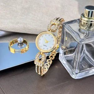 Luxus Damen Quarzuhr Armbanduhr mit glitzernden Strasssteinen und goldenem Design.