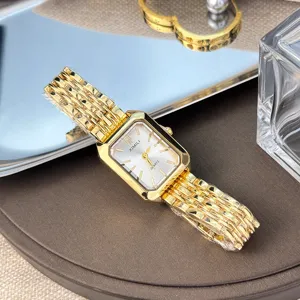 Κομψό χρυσό τετράγωνο γυναικείο ρολόι quartz με κομψό μεταλλικό λουράκι και καθαρό καντράν.