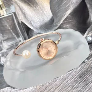 Elegante Roségold Quarzuhr Armband mit funkelndem Kristall und Perle Detail Makro