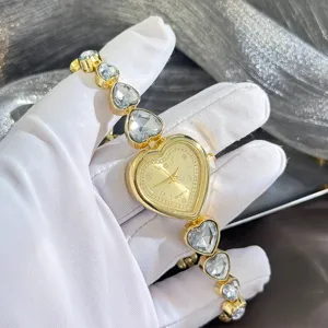 Montre quartz dorée en forme de cœur avec bracelet zircon scintillant pour femme