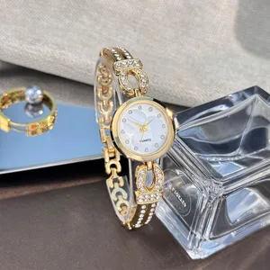 Goldene Damen Quarzuhr mit Strassarmband und elegantem Design fuer den Alltag