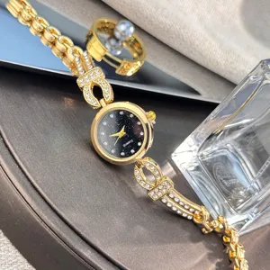 Details der Damen Quarzuhr mit schwarzem Sternenhimmelzifferblatt und Strass Gold Armband.