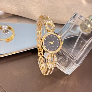 Elegante Damen Quarzuhr mit glitzernden Strasssteinen auf Goldarmband und Sternenhimmel.