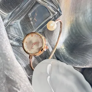 Roségold Armbanduhr glitzerndes facettiertes Glas Zifferblatt Perlenmanschette Detailaufnahme