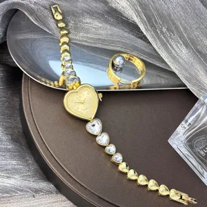 Montre quartz élégante en forme de cœur avec bracelet zircon scintillant pour femme dorée