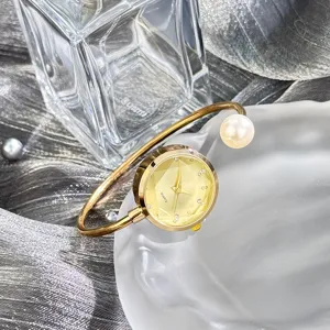 Elegante Perlen Armbanduhr mit facettiertem Zifferblatt, goldene Damenuhr Detailaufnahme