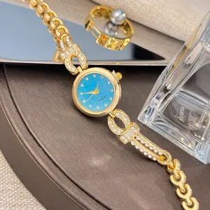 Goldene Strass-Armbanduhr mit blauem Glitzerzifferblatt, elegante Quarz-Damenuhr Detailansicht