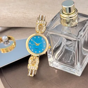 Luxus Damen Quarzarmbanduhr mit Strass Armband und blauem Glitzerzifferblatt, edles Detail.