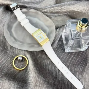 Detailansicht der eleganten rechteckigen Quarzuhr mit weißem Silikonarmband und Goldgehäuse.