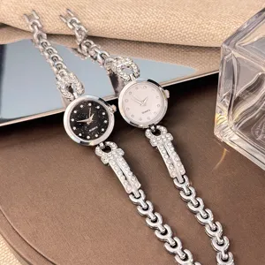 Elegante Damen Quarzuhr Armbanduhr mit funkelnden Strasssteinen und glänzenden Zifferblättern.