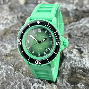 Grüne Silikon-Quarzuhr mit schwarzer drehbarer Lünette und modischem Farbverlauf-Zifferblatt.