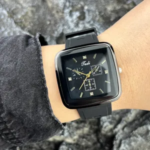 Nahaufnahme der schwarzen quadratischen Quarzuhr am Handgelenk mit Silikonarmband.