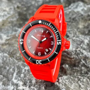 Rote Silikonarmband Quarzuhr Detail, modische Freizeituhr für Damen und Herren mit rotem Zifferblatt.